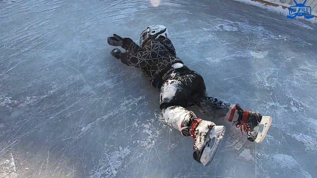 КРУТОЙ КАТОК дома: Кириллл и Филипп  играют в ХОККЕЙ и чистят снег/ Kids Hockey // KiFill Boys