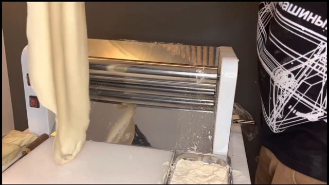 Раскатка крутого тесто на хинкали. Тестораскаточная машина «ТМС 500-250». Модель «Стандарт» смотреть онлайн