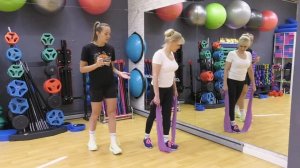 Фитнес-тренер из Ханты-Мансийска показала упражнения с эспандерами для старшего поколения