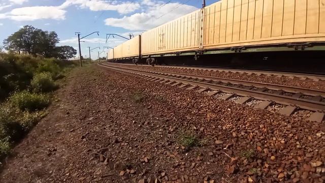 Электровоз 3ЭС5К-761 "Ермак" с грузовым поездом. смотреть онлайн