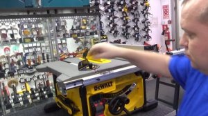 распиловочный станок(Циркулярный станок) DeWalt DWE 7485 QS