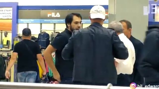 Едвард Бил получил по лицу ПОЛНОЕ ВИДЕО , вертуха в голову смотреть онлайн