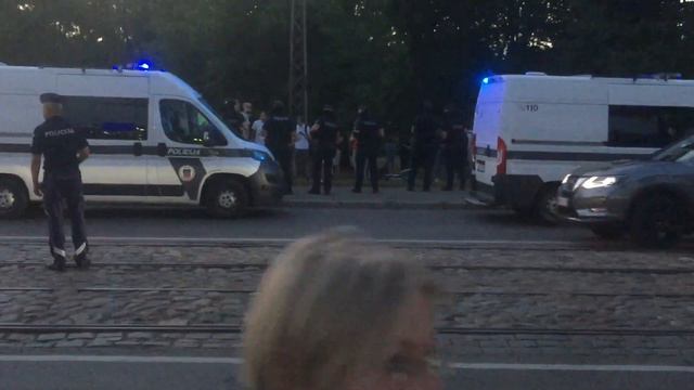 В то время как одни приходят сделать последние фото на память, другие приходят на них поорать смотреть онлайн