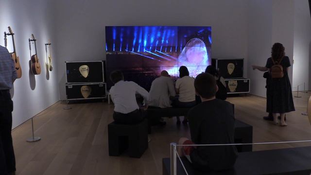 Pink Floyd musician David Gilmour auctions coveted black strat for $3.3m | Vancouver Sun смотреть онлайн