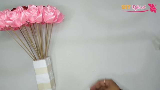 DIY | How to Make a Bouquet of Roses from Satin Ribbons Easy | Wrapping a Round Flower Bouquet смотреть онлайн