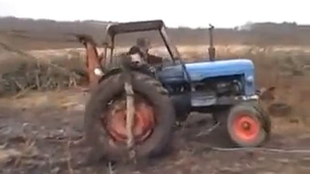 Трактор застрял и САМ выбрался!!!СуПер СпОСоб смотреть онлайн