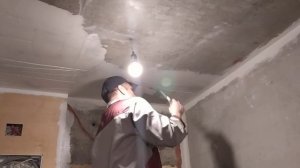 Самостоятельно шпаклюю потолок первым слоем - снято на видео. Ремонт коридора ч 10.