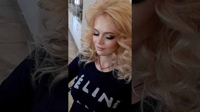 Объёмные локоны и макияж. Свадебный образ. Свадебная причёска. смотреть онлайн