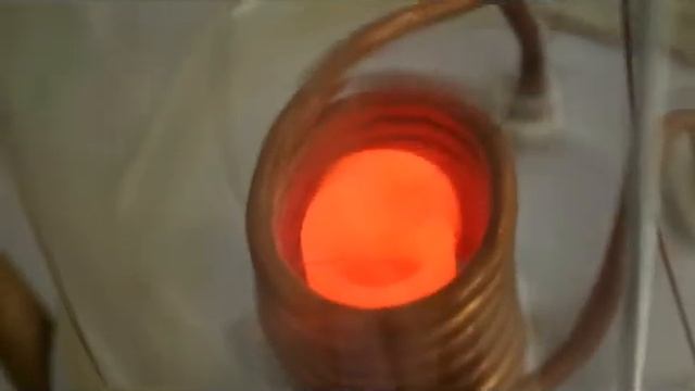 Работа вакуумной индукционной печи / Vacuum induction heater in operation смотреть онлайн