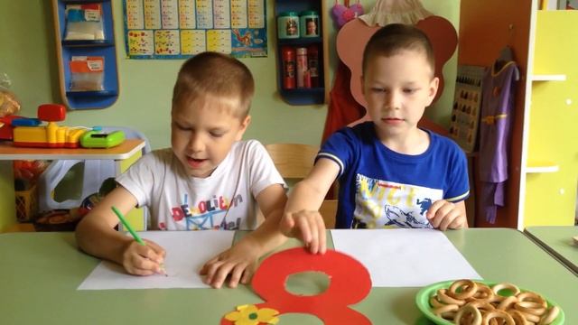 Рубрика «Познавай ка» – стихотворение Надежды Авраменко «Цифра 8» читают Тимофей и Филипп Макеевы смотреть онлайн