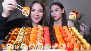 МУКБАНГ 100 роллов от Space Sushi обзор съедим все? Пишем экстрасенсам с сестрой mukbang sushi