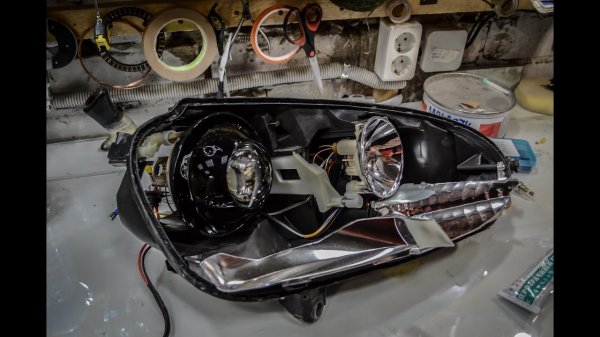 Установка биксеноновых линз R32 в фары VW Golf Jetta MK5. Черная глянцевая оптика.