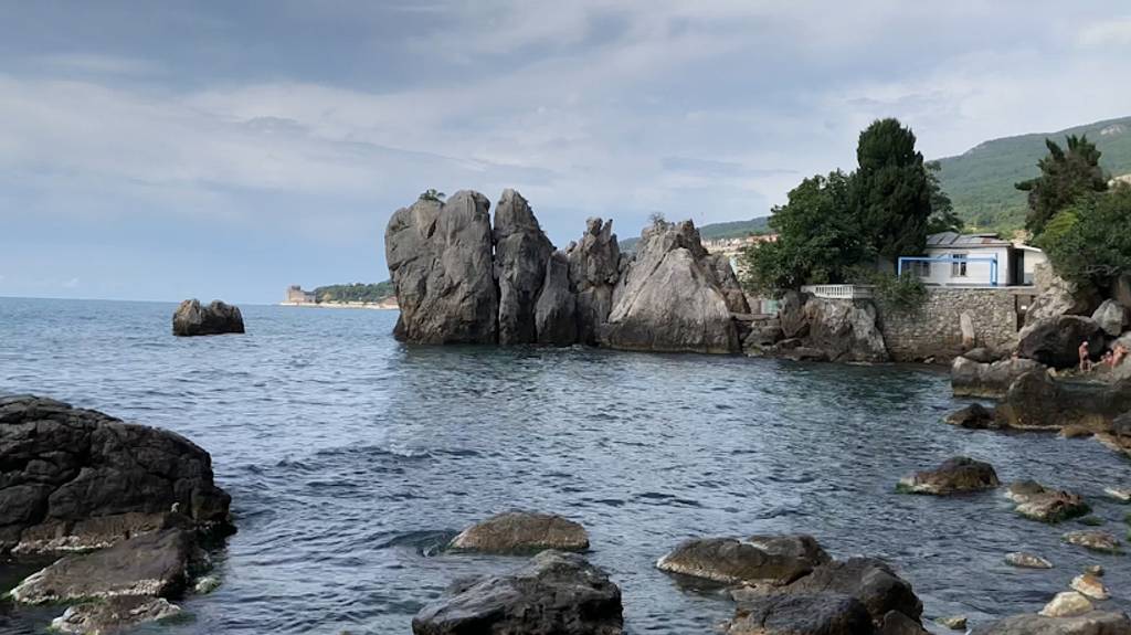 По Крыму пешком по Гурзуфу, Чеховской бухте и к набережной Алушты от памятника крымским партизанам смотреть онлайн