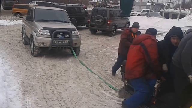 буксировка ПАТРИОТа УАЗ,  снегоходом