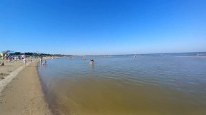Отдых в Ейске на Азовском море . Пляж « Каменка « в конце сезона 2023 .