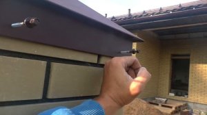 Монтаж колпаков на кирпичные колонны забора. Монтаж отливов.