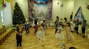 Новый год ёлка шарики хлопушки