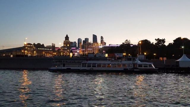 Прогулка по Москве-реке смотреть онлайн