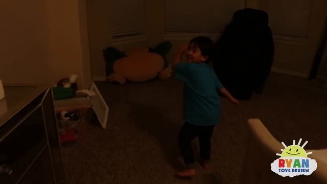 Ryan growing bacteria from his iPad! | science experiments for kids to do at home смотреть онлайн