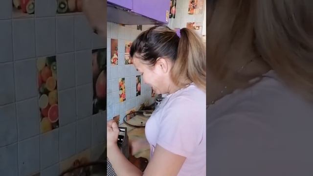 БЕЗУМНЫЙ ПАША. ИРИШКА ЧИКИ ПИКИ ПРИГЛАШАЕТ ВСЕХ ПОДПИСЧИКОВ В ГОСТИ. ВМЕСТЕ ШИНКОВАТЬ БУДЕМ. смотреть онлайн