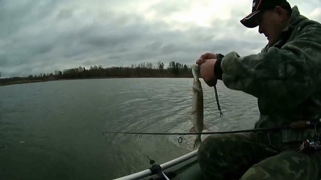 Мой первый МЕГАБАСС!!! Рыбалка на воблеры. смотреть онлайн