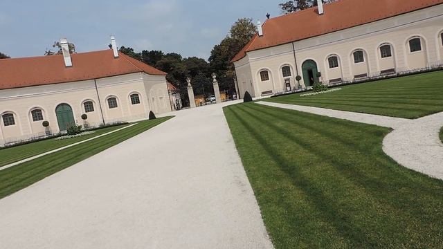 Hungary. Fertőd. Esterhazy-kastely. Идем из двореца князя Эстерхази смотреть онлайн