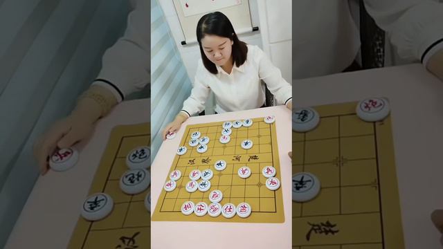 二丫挑戰贏了吃藍莓，金戈鐵馬，黑白變幻給大爺整蒙圈了【象棋二丫】 смотреть онлайн