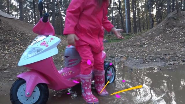 Настя и Катя вытаскивают из грязи розовый мини байк. смотреть онлайн