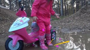 Настя и Катя вытаскивают из грязи розовый мини байк.