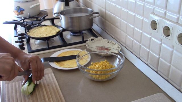 САЛАТ С КУРИЦЕЙ И ЯЙЧНЫМИ БЛИНЧИКАМИ смотреть онлайн