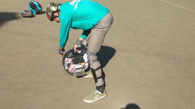 Скейтер Встал на Моноколесо за 5 минут?! ? смотреть онлайн