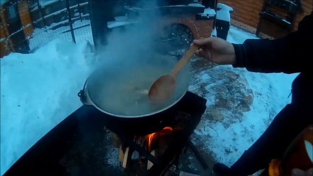 Уха настоящая с диким сазаном на костре смотреть онлайн