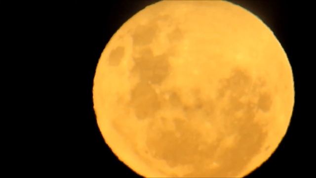 Perfect yellow moon recorded with a Canon SX50 HS смотреть онлайн