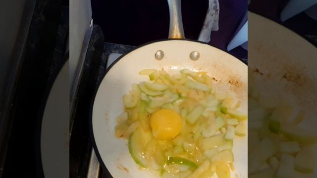 Как жарить яичницу. Как сделать вкусную яичницу. Как приготовить яичницу смотреть онлайн