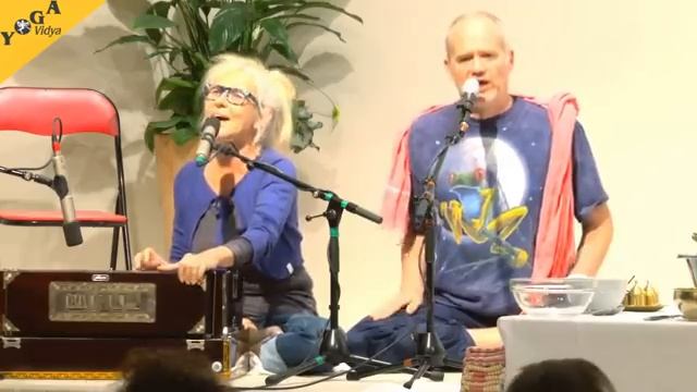Gopi und Atmaram singen das Mantra Jay Mata Kali смотреть онлайн