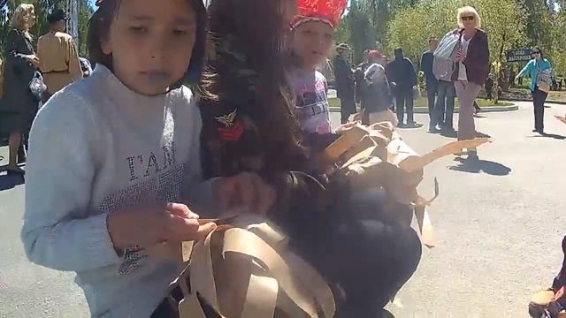 Помощь друзей в Школе плетения лаптей разрешается в детский праздник! смотреть онлайн