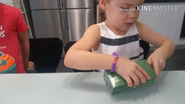ПОДАРКИ НА ДЕНЬ СВЯТОГО НИКОЛАЯ/ ЧТО В ПОДАРОЧНОМ M&M?/ ЧТО ПОДАРИЛ СВЯТОЙ НИКОЛАЙ ЭМИ И МАЛЫШУ смотреть онлайн