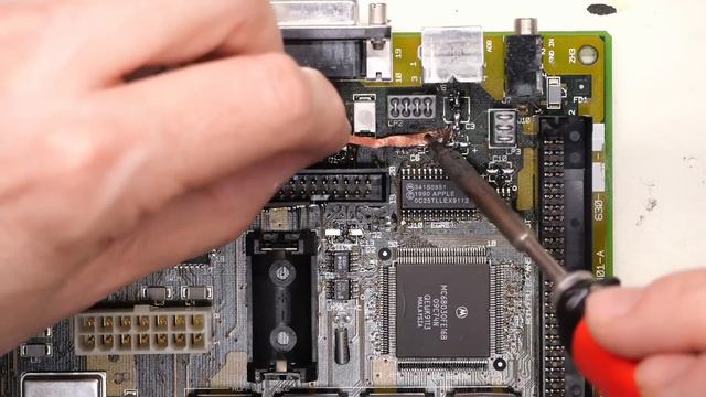 Let's recap a Macintosh Classic II motherboard смотреть онлайн