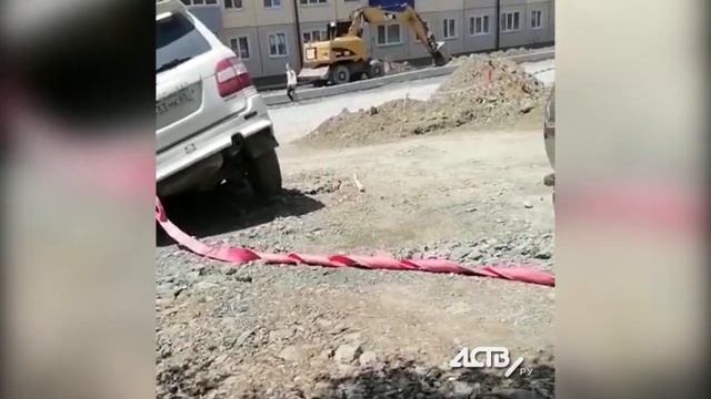 Сахалинка на джипе провалилась в кювет из-за ремонта Комсомольской в Южно-Сахалинске смотреть онлайн
