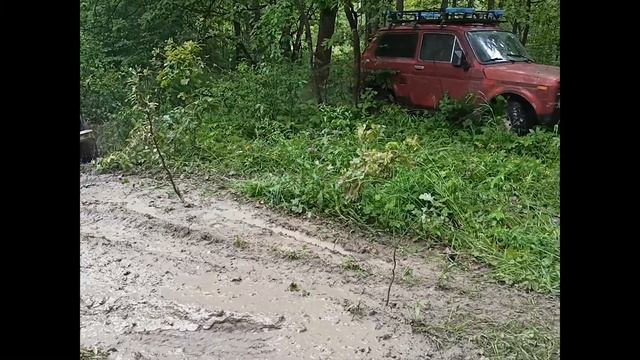 Оффроуд выезд "Дровосеков", Нивы и Тойоту Хайлюкс оставили без колеса! смотреть онлайн