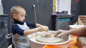 Делаем кружку из глины | ЮТА в гончарной мастерской | ДЕТСКИЙ КАНАЛ о настоящих приключениях