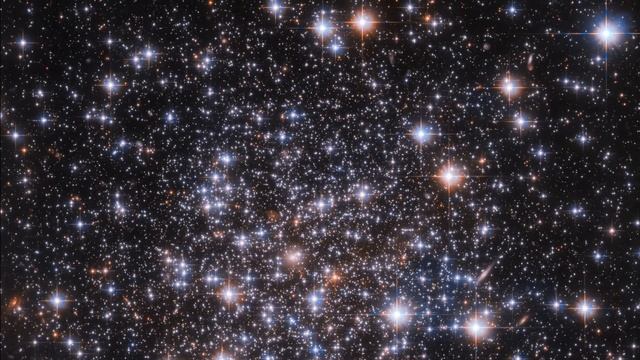 EL TELESCOPIO ESPACIAL HUBBLE INVESTIGA UN ENIGMÁTICO CÚMULO GLOBULAR MUY DIFERENTE A LOS DEMÁS смотреть онлайн