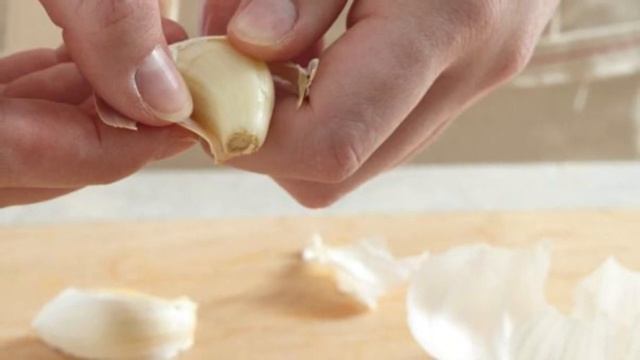 ЧЕСНОК не будет СОХНУТЬ и ГНИТЬ если ХРАНИТЬ его ЭТИМ способом! Как СОХРАНИТЬ чеснок ДО ВЕСНЫ ? смотреть онлайн