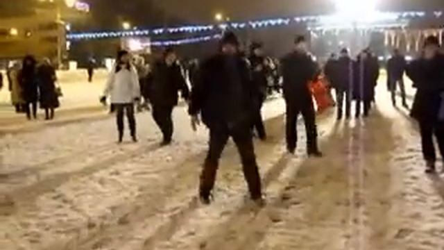 Танцы у новогодней елки Донецка смотреть онлайн