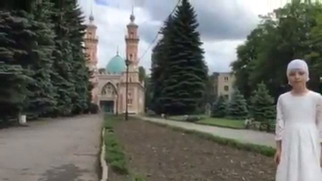 Alana and Yasmine in front of the Vladikavkaz mosque. смотреть онлайн
