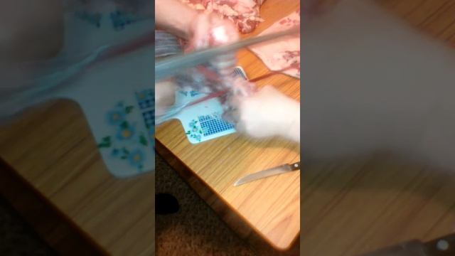 Прикол мясо. А почему не топором рубили хаха