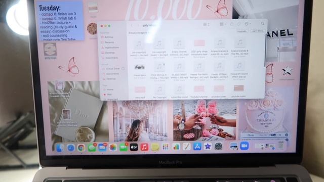WHATS ON MY M1 MACBOOK PRO | aesthetic, accessories + how to get the best use out of your mac! смотреть онлайн