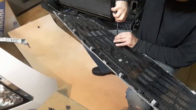 Sportage 3. Снятие переднего бампера. Установка сетки в решетку радиатора. Часть 1. смотреть онлайн