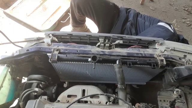 Замена радиатора тайота каролла АЕ 100 4ФЕ ЧАСТЬ 2 смотреть онлайн