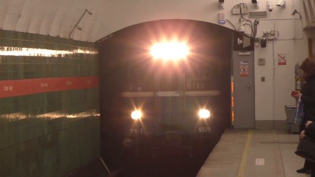 Движение метропоездов Ем на станции метро Лесная смотреть онлайн